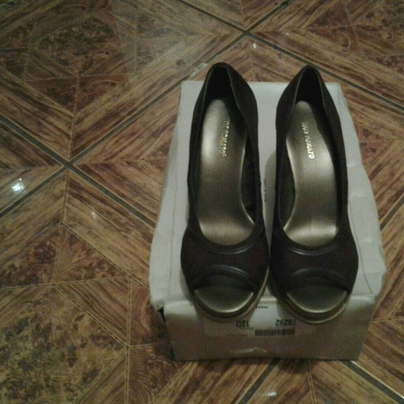 Shoes - Picture 2 of 4