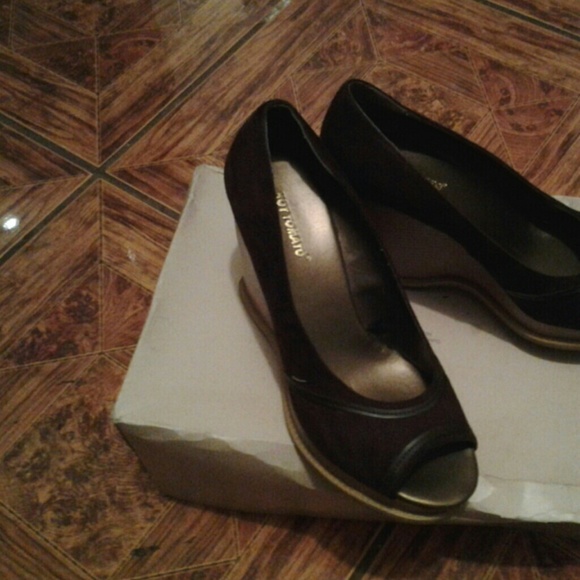 Shoes - Picture 3 of 4
