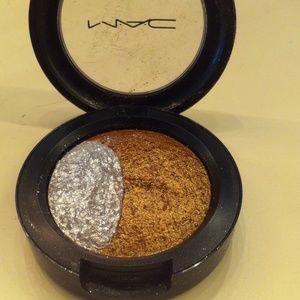 MAC MINERALIZED EYE SHADOW IN MAYHEM dual color