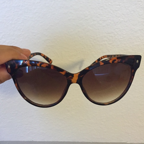 Turtle skinned pattern, cat eye sunglasses