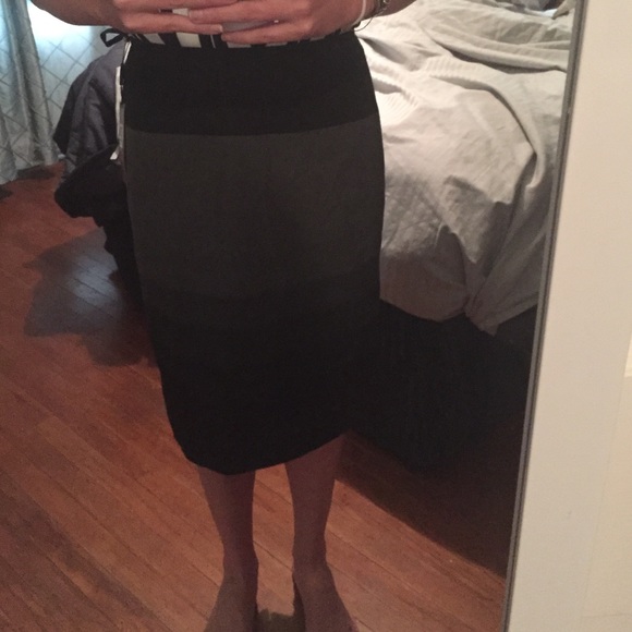 Black and gray skirt - Picture 1 of 4