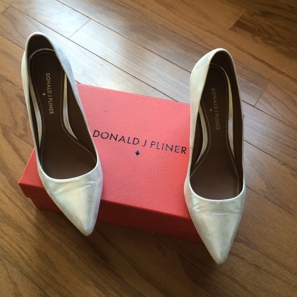 DONALD J PLINER silver pumps - Picture 3 of 4