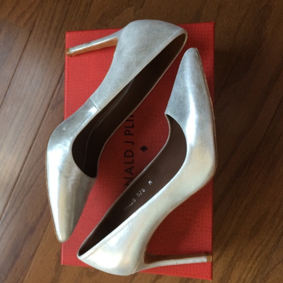 DONALD J PLINER silver pumps - Picture 4 of 4