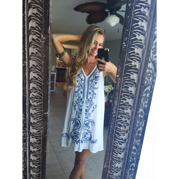 NWT white sundress with embroider detail Large