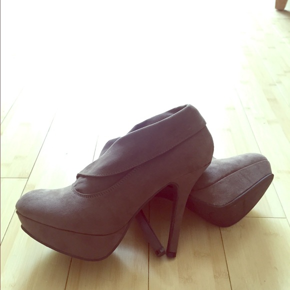 High-heel ankle boot