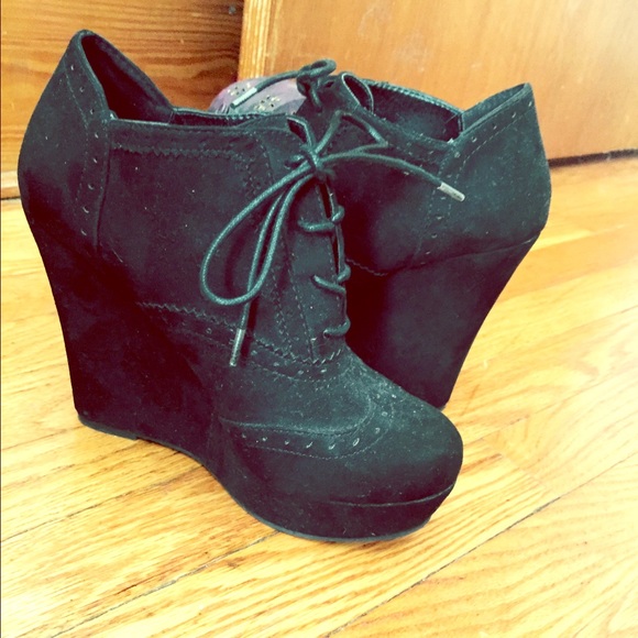 Black wedges