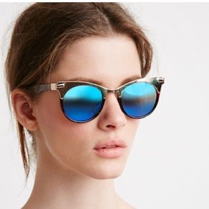 🎉HP CLASSIC & COOL PICK🎉Mirrored cat eye sunnies