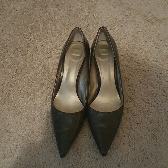 Navy blue leather pump