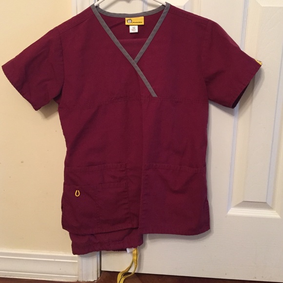 Wonderwink scrub set in Maroon and grey