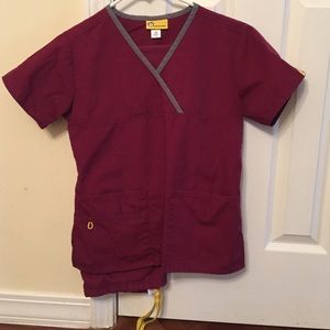 Wonderwink scrub set in Maroon and grey