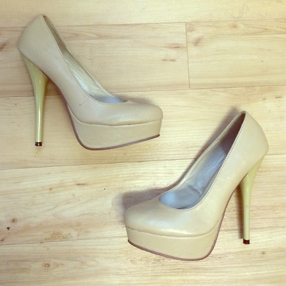 Nude platform pumps
