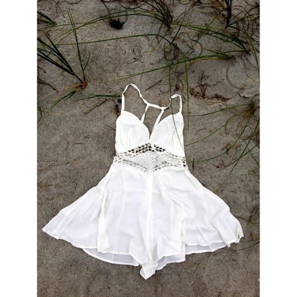 NWT White romper with sundial cut out Medium - Picture 2 of 4
