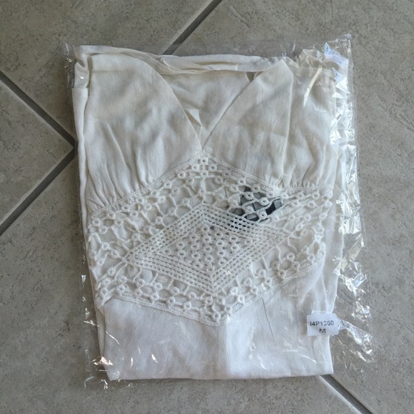 NWT White romper with sundial cut out Medium - Picture 3 of 4