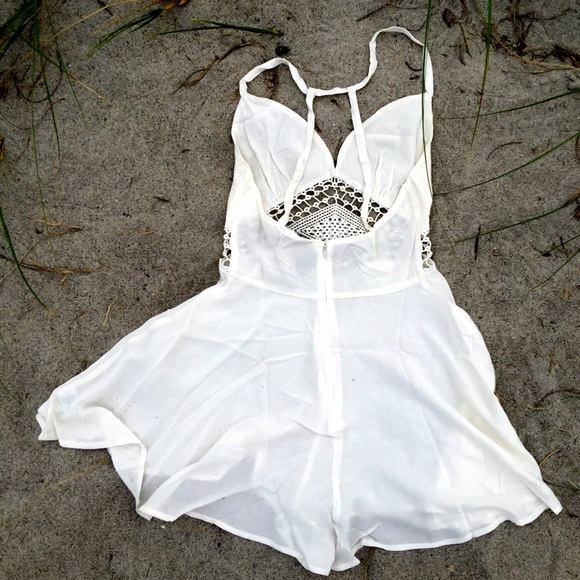 NWT White romper with sundial cut out Medium - Picture 4 of 4