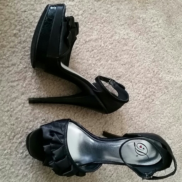 Heart in D sateen high heels NWOT