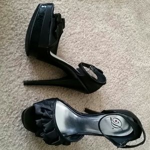 Heart in D sateen high heels NWOT
