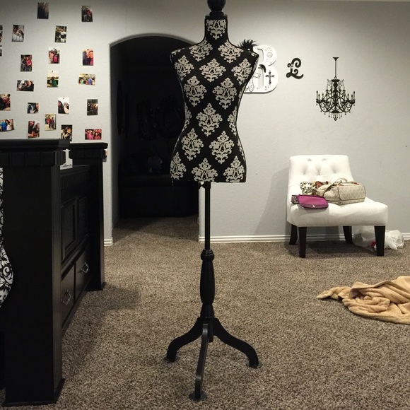 Manakin - Picture 2 of 4