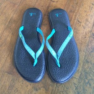Sanuk turquoise yoga mat slippers