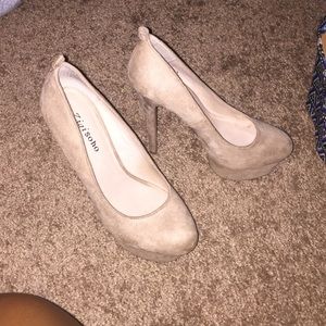 nude pumps