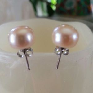 NWOT Pink Pearl stud earrings