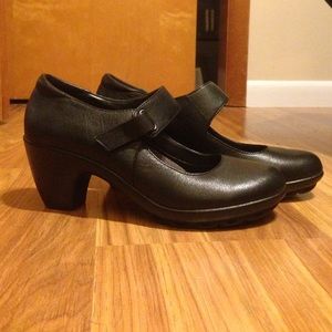 Black Leather EasySpirit Mary Janes