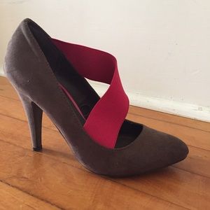 Trafaluc brown suede pumps, fuchsia elastic band