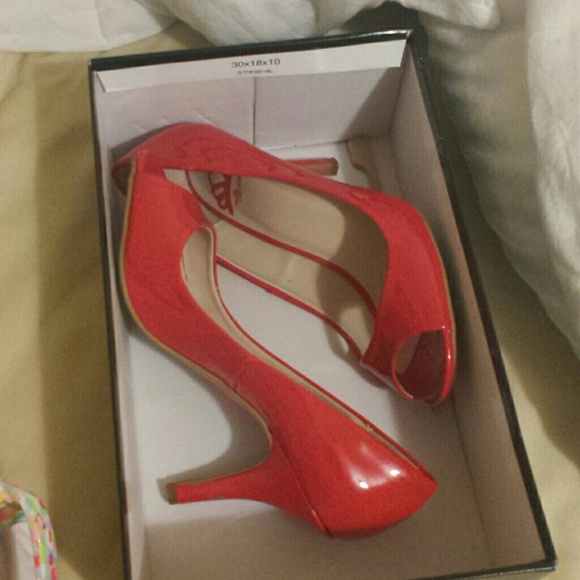Fergie pumps bright red