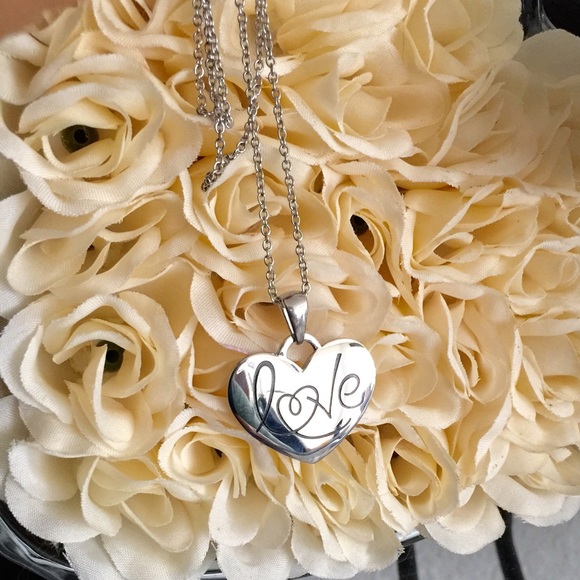 Hallmark Jewelry - ✨NEW🎉HP 9/28🎉SS Heart Necklace W/Love Signature✨