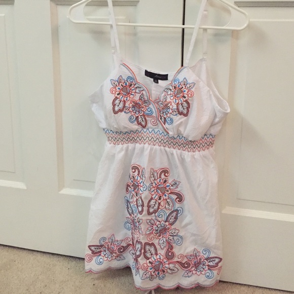 ****SOLD**** Cute White Tank - Picture 1 of 3