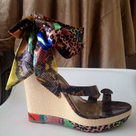 Side Ribbon Wedges