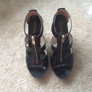 Michael Kors patent leather pumps black/gold