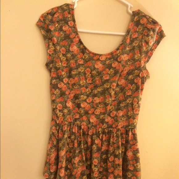 Peplum floral top with cut out back - Picture 1 of 3