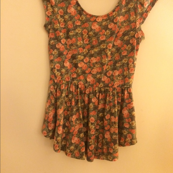 Peplum floral top with cut out back - Picture 2 of 3