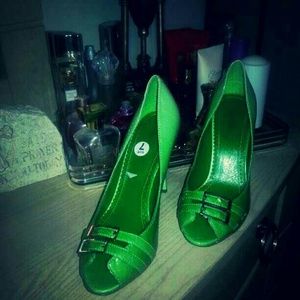 Beautiful ladies green 2 toned pumps