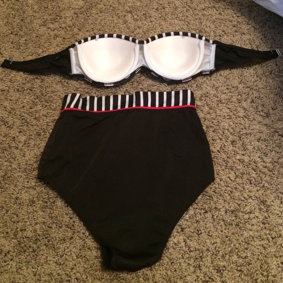 Vintage style bikini. - Picture 2 of 3