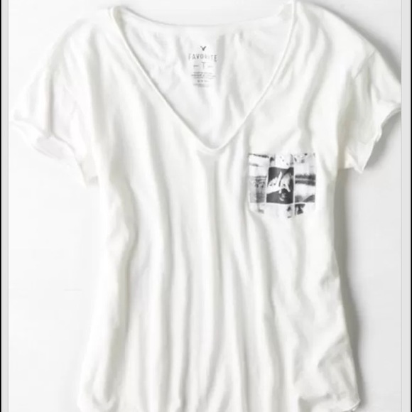 American Eagle favorite t with pocket detailing