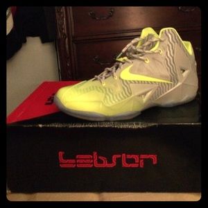 LEBRON XI COLLECTION Size: 12. Nike