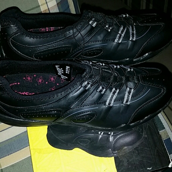 Slip resistant work shoes NWT.