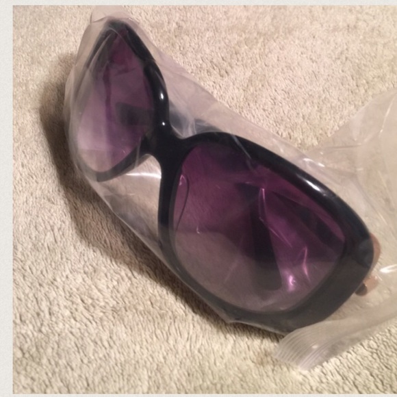 Oscar de la Renta Accessories - 🆕Oscar De la Renta Metal Temple Square Sunglasses