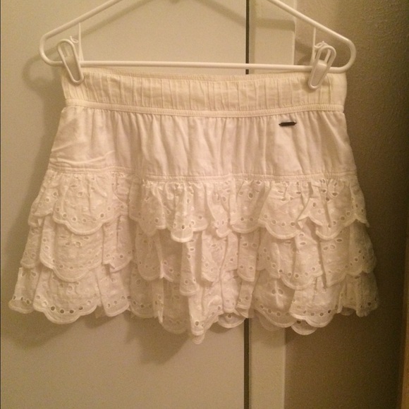 Adorable white skirt!