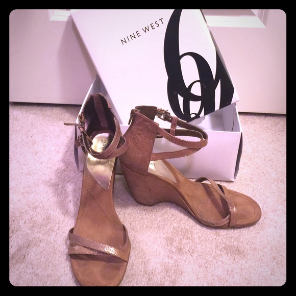 Nine West Orsino Leather Wedge Sandals in Lt Gold