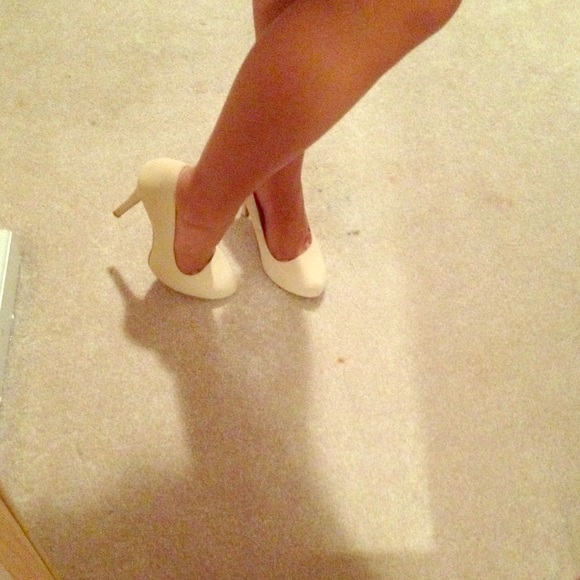 Nude/taupe mini pumps; heels