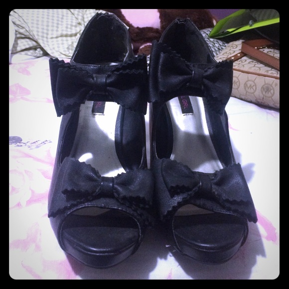 Open toe medium heel.