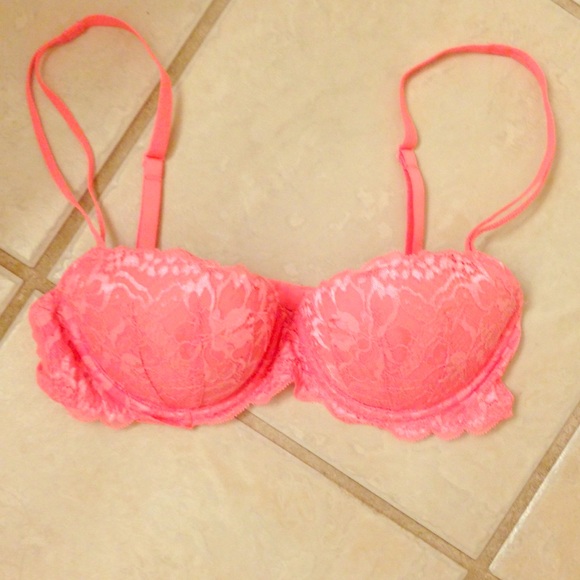 34B VS Pink bra