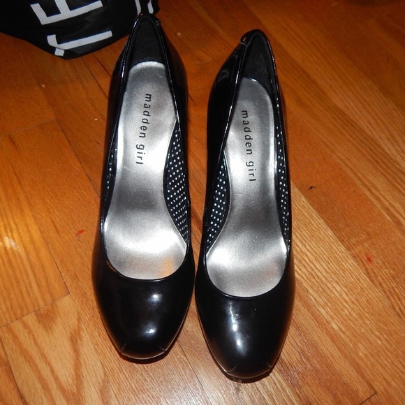 NEVER WORN heels