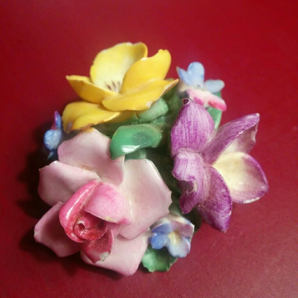 👜 SOLD Vintage bone china brooch from England 👜 - Picture 1 of 3