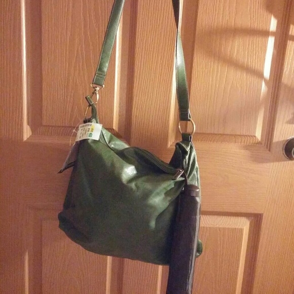 GREEN BAG GOOD FOR COLLEGE STUDENTS - Picture 1 of 2