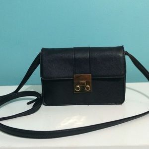 Black crossbody purse!!