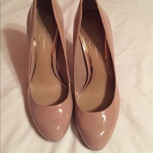 Nude pumps