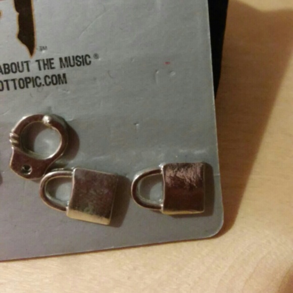 Hot topic earrings - Picture 2 of 3